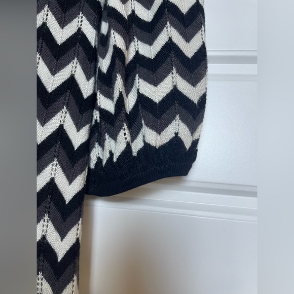 ALICE + OLIVIA black, gray and white chevron balloon sleeve wool sweater dress - Picture 4 of 9